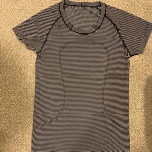 Lululemon swiftly tech short sleeve Size 6